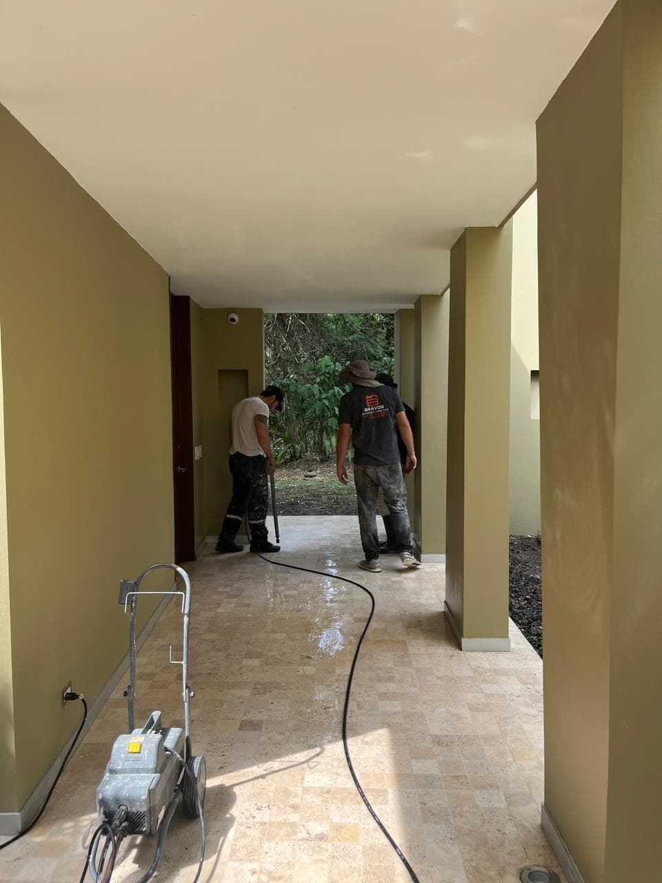Suministro e instalación de piedras naturales, porcelanatos y cerámicas para pisos, piscinas y muros 10