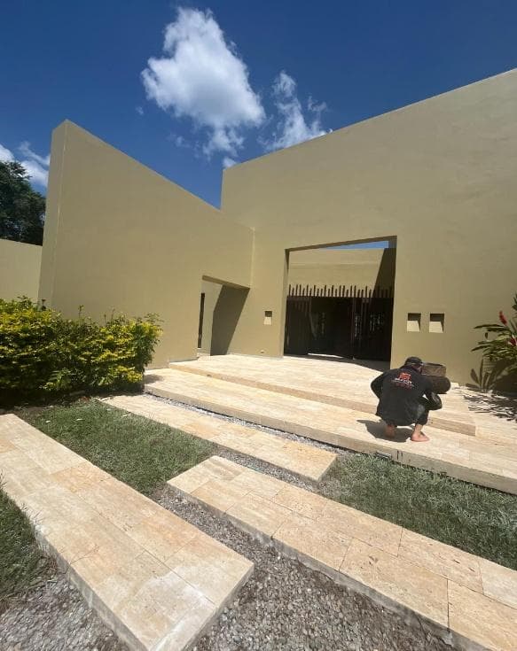 Suministro e instalación de piedras naturales, porcelanatos y cerámicas para pisos, piscinas y muros 7
