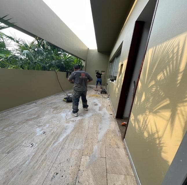 Suministro e instalación de piedras naturales, porcelanatos y cerámicas para pisos, piscinas y muros 6