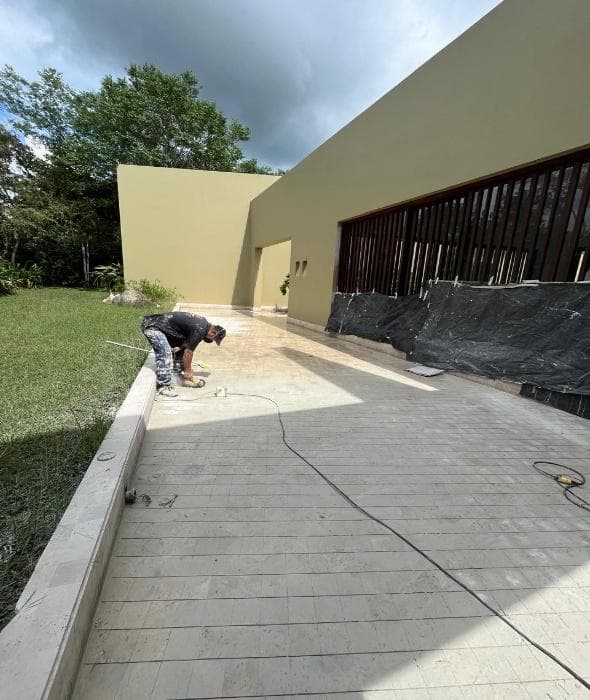 Suministro e instalación de piedras naturales, porcelanatos y cerámicas para pisos, piscinas y muros 1