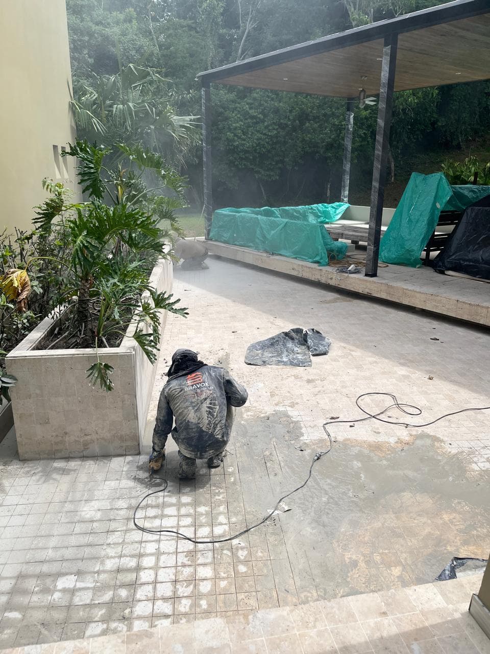 Suministro e instalación de piedras naturales, porcelanatos y cerámicas para pisos, piscinas y muros 2