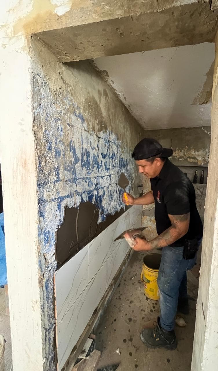 Suministro e instalación de piedras naturales, porcelanatos y cerámicas para pisos, piscinas y muros 29