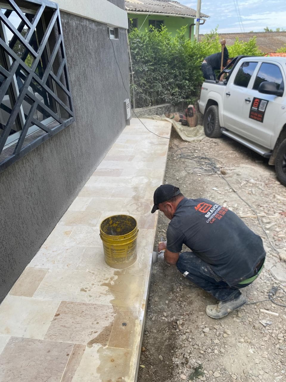 Suministro e instalación de piedras naturales, porcelanatos y cerámicas para pisos, piscinas y muros 27